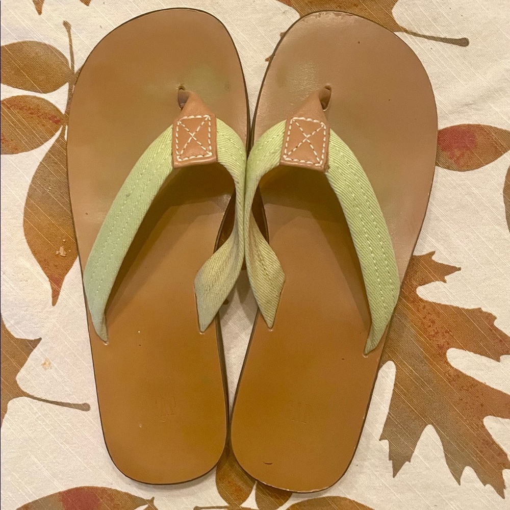 Like NEW Gap Leather Flip Flops